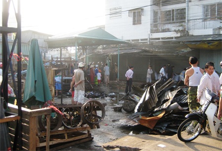 Bà hỏa “ghé” thăm chợ rạng sáng mùng một tết - 1 Bà hỏa “ghé” thăm chợ rạng sáng mùng một tết - 1