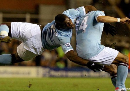 Richards bất tỉnh sau pha va chạm với “ác thú” De Jong - 1