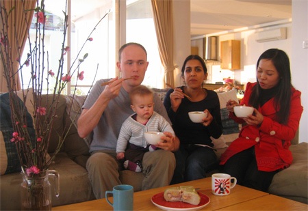 Người nước ngoài hào hứng lần đầu “ăn tết” Việt - 1