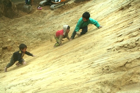 Trẻ nghèo co ro trong giá rét - 12