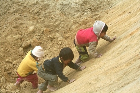 Trẻ nghèo co ro trong giá rét - 11