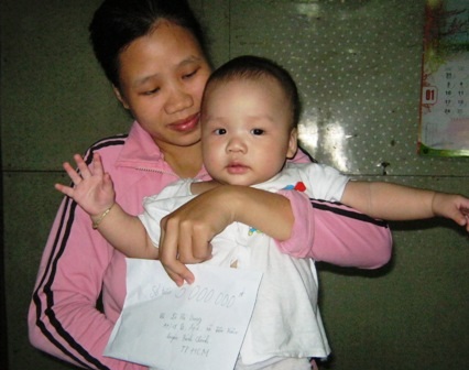 Giao thừa đặc biệt của mẹ con cậu bé đói sữa - 2