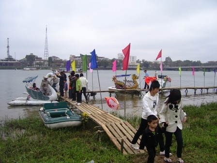 Đầu xuân, đạp vịt… lấy "hên" - 1