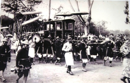 Xem lễ hội cung đình Huế xưa qua bộ ảnh quý đen trắng - 15