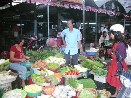 Mùng 2 Tết, người dân vào siêu thị mua rau củ - 1 Mùng 2 Tết, người dân vào siêu thị mua rau củ - 1