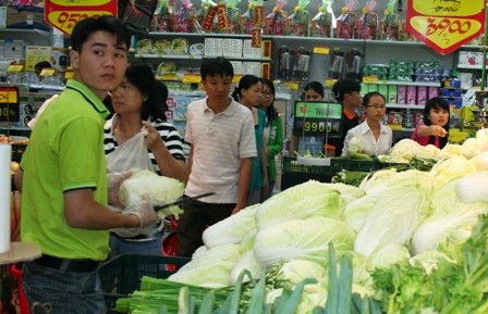 Mùng 2 Tết, người dân vào siêu thị mua rau củ - 2 Mùng 2 Tết, người dân vào siêu thị mua rau củ - 2