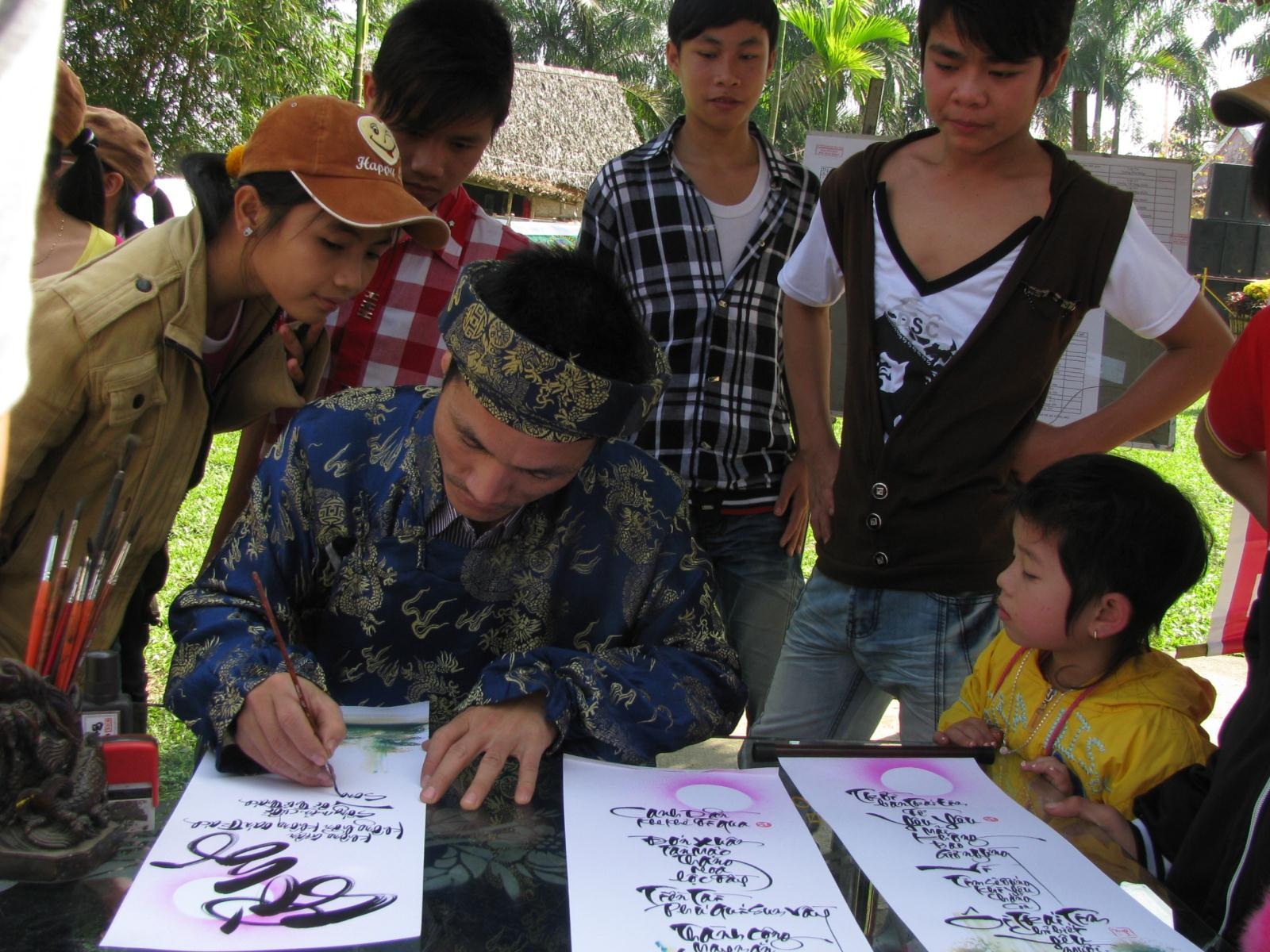 “Tết xưa” hút khách du xuân - 4