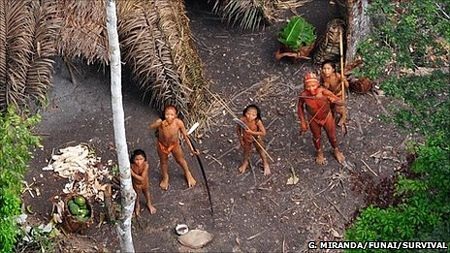 Video đầu tiên về bộ lạc sống biệt lập với thế giới văn minh - 2 Video đầu tiên về bộ lạc sống biệt lập với thế giới văn minh - 2