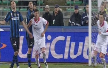 Chivu phải trả giá đắt sau cú đánh nguội thô bạo - 1