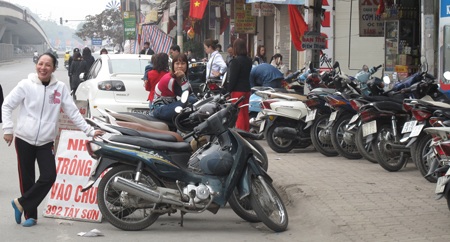 Bãi trông xe thả sức “chặt chém”, móc túi hoành hành - 4 Bãi trông xe thả sức “chặt chém”, móc túi hoành hành - 4