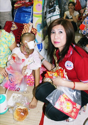 Khao khát làm từ thiện tại Việt Nam để “trả nợ lòng”­­­ - 1