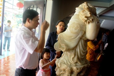 Người dân TPHCM lên chùa cúng tiễn đưa ông bà - 10