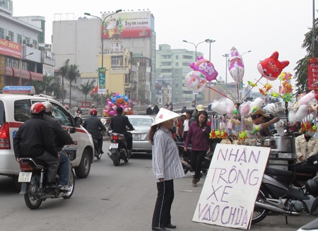 Bãi trông xe thả sức “chặt chém”, móc túi hoành hành - 3 Bãi trông xe thả sức “chặt chém”, móc túi hoành hành - 3