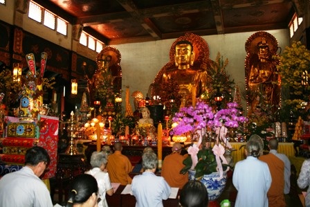 Người dân TPHCM lên chùa cúng tiễn đưa ông bà - 1