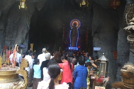 Người dân TPHCM lên chùa cúng tiễn đưa ông bà - 3