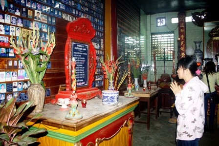 Người dân TPHCM lên chùa cúng tiễn đưa ông bà - 5