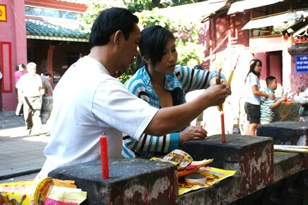 Người dân TPHCM lên chùa cúng tiễn đưa ông bà - 6