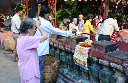 Người dân TPHCM lên chùa cúng tiễn đưa ông bà - 7