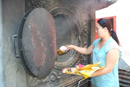 Người dân TPHCM lên chùa cúng tiễn đưa ông bà - 8