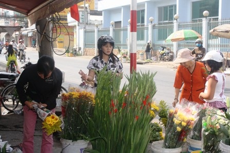 Thịt gà, hoa quả đắt hàng lễ tiễn ông bà - 3 Thịt gà, hoa quả đắt hàng lễ tiễn ông bà - 3