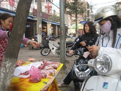 Chợ tết bán mở hàng, giá nguyên liệu làm lẩu tăng - 1 Chợ tết bán mở hàng, giá nguyên liệu làm lẩu tăng - 1