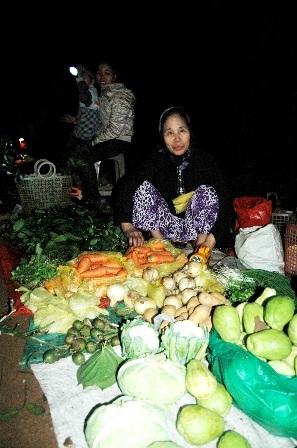 Đặc sắc phiên chợ khuya cầu may đầu năm - 2