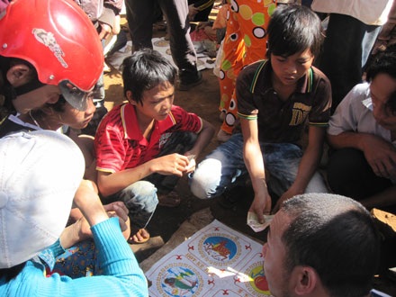 “Sới bạc” ngay trước cổng UBND xã - 3 “Sới bạc” ngay trước cổng UBND xã - 3