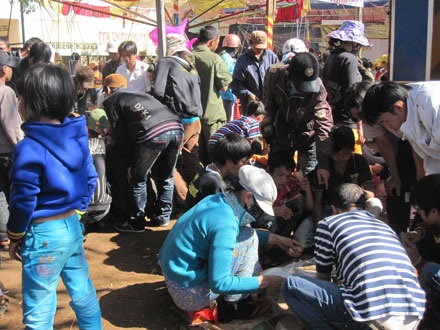 “Sới bạc” ngay trước cổng UBND xã - 2 “Sới bạc” ngay trước cổng UBND xã - 2