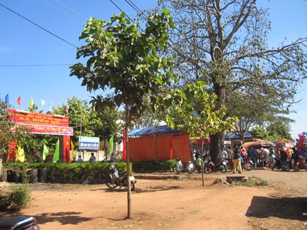 “Sới bạc” ngay trước cổng UBND xã - 4 “Sới bạc” ngay trước cổng UBND xã - 4