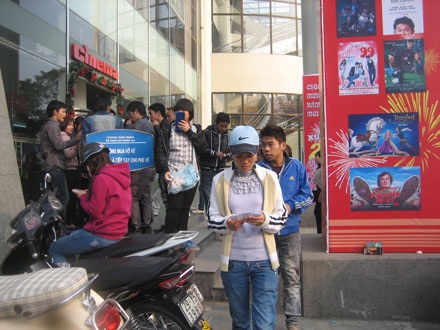 Rạp chiếu phim “cháy” vé, công viên tấp nập người - 1 Rạp chiếu phim “cháy” vé, công viên tấp nập người - 1