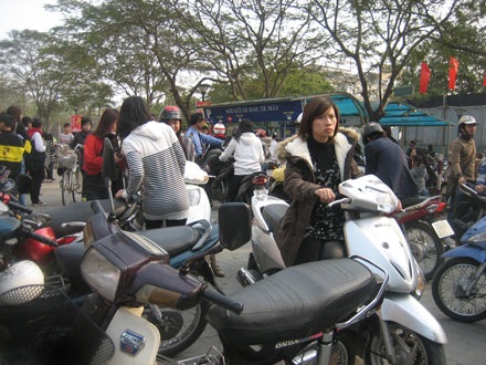 Rạp chiếu phim “cháy” vé, công viên tấp nập người - 2 Rạp chiếu phim “cháy” vé, công viên tấp nập người - 2