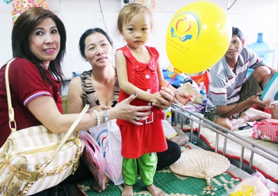 Khao khát làm từ thiện tại Việt Nam để “trả nợ lòng”­­­ - 2