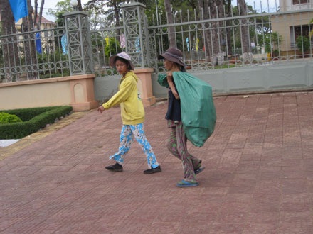 Thân già còm cõi mưu sinh ngày đầu năm  - 4