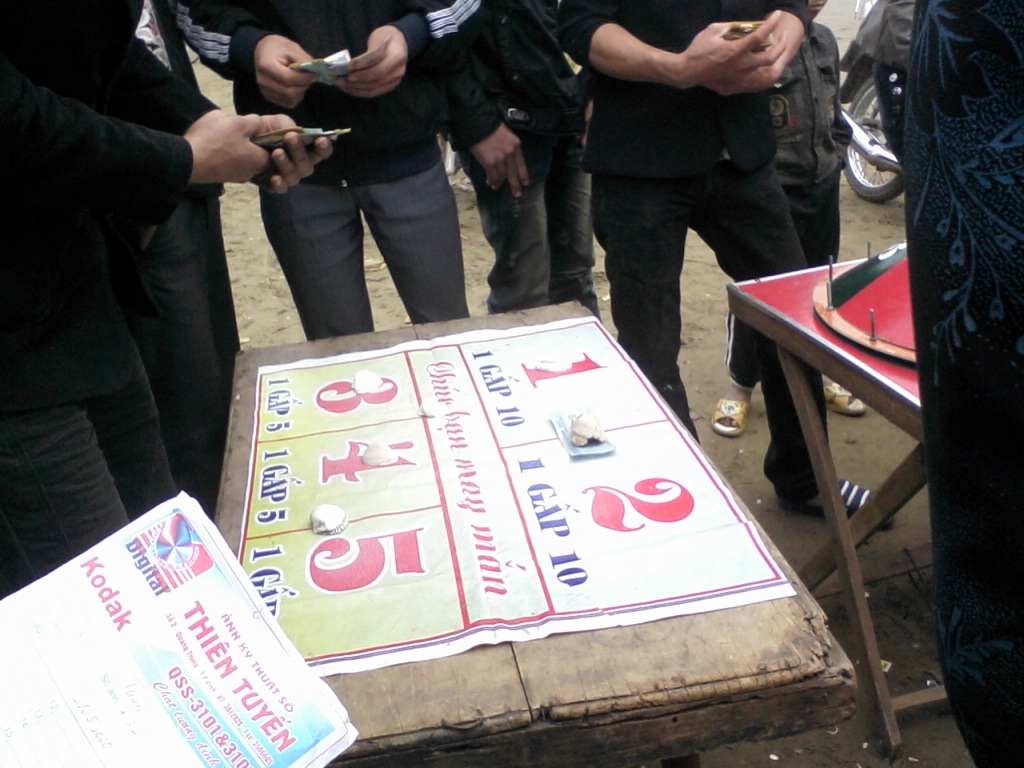 Cờ bạc công khai mừng năm mới - 1