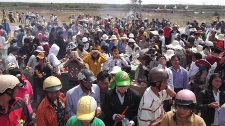 Hàng ngàn người đến chiêm bái tượng Quan Âm Nam Hải - 1