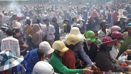 Hàng ngàn người đến chiêm bái tượng Quan Âm Nam Hải - 3