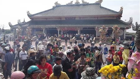 Hàng ngàn người đến chiêm bái tượng Quan Âm Nam Hải - 4