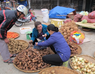 Khai xuân chợ rau đầu năm nơi thành Vinh - 14 Khai xuân chợ rau đầu năm nơi thành Vinh - 14