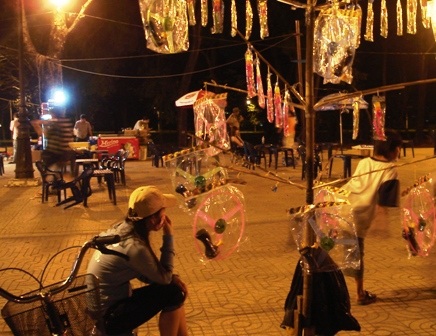 Nỗi lòng bạn trẻ mưu sinh ngày Tết - 1