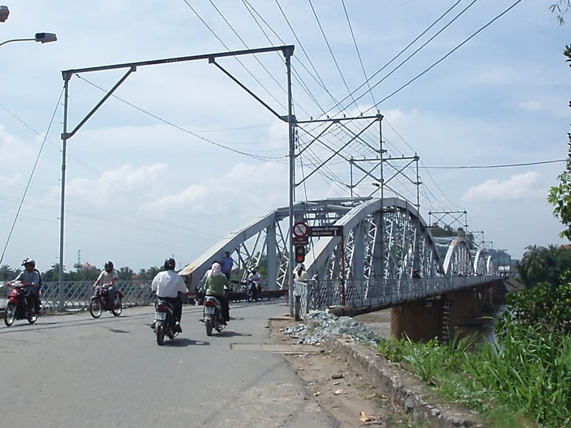 Tàu hỏa đâm hàng loạt xe trên cầu, 2 người tử vong - 3