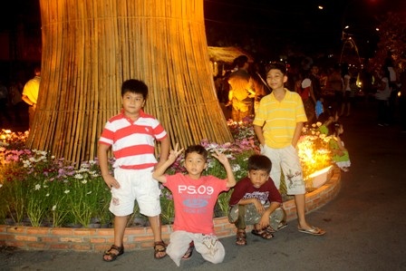 Đường hoa Nguyễn Huệ thu hút hơn 800.000 lượt khách tham quan - 2 Đường hoa Nguyễn Huệ thu hút hơn 800.000 lượt khách tham quan - 2