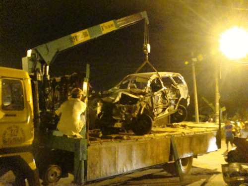 Tàu hỏa đâm hàng loạt xe trên cầu, 2 người tử vong - 1