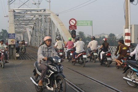 Khởi tố vụ án tàu hỏa húc ô tô trên cầu Ghềnh - 2 Khởi tố vụ án tàu hỏa húc ô tô trên cầu Ghềnh - 2
