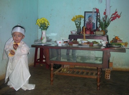 Thương cảnh bé trai 16 tháng tuổi bố chết, mẹ bỏ đi - 3