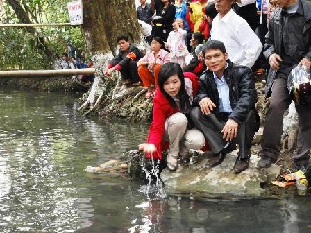 Đầu xuân đi thăm "suối cá thần" - 6