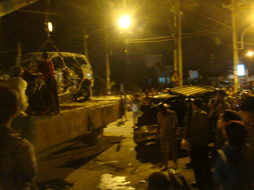 Tàu hỏa đâm hàng loạt xe trên cầu, 2 người tử vong - 2