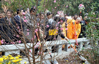 5 vạn người chen chân đến chùa Hương ngày khai hội - 7