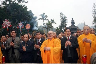 5 vạn người chen chân đến chùa Hương ngày khai hội - 2