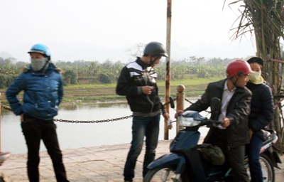 Khai hội chùa Hương: “Phe đò” chèo kéo, du khách mệt mỏi - 2 Khai hội chùa Hương: “Phe đò” chèo kéo, du khách mệt mỏi - 2