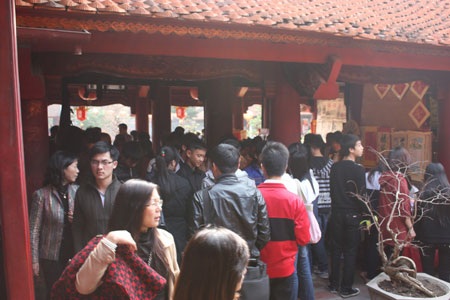 Hàng nghìn người chen chân cầu may ở Văn Miếu - 14 Hàng nghìn người chen chân cầu may ở Văn Miếu - 14